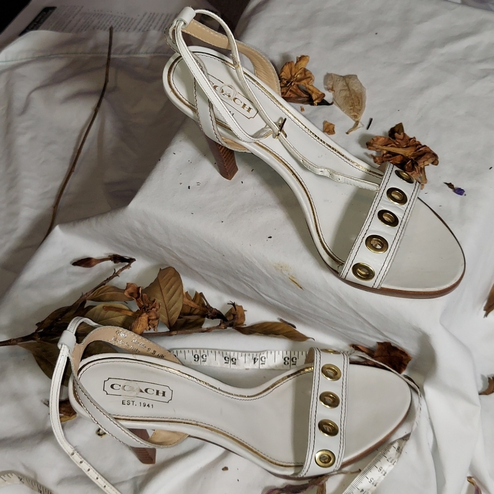 Coach  ladies white heeled sandL - Picture 2 of 11